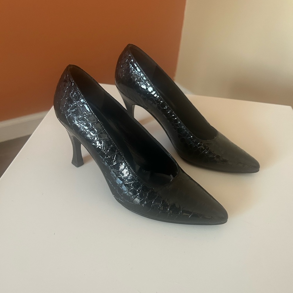 STUART WEITZMAN glossy black textured pumps